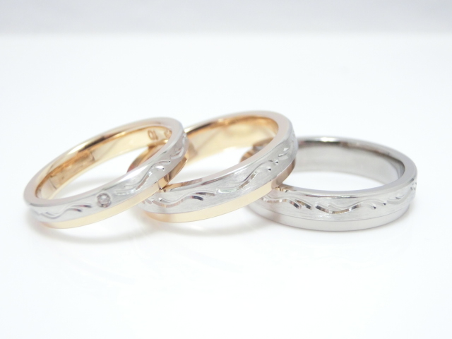 ビスバーグ☆サムシングブルー仕様の結婚指輪・波の彫が特徴的。
