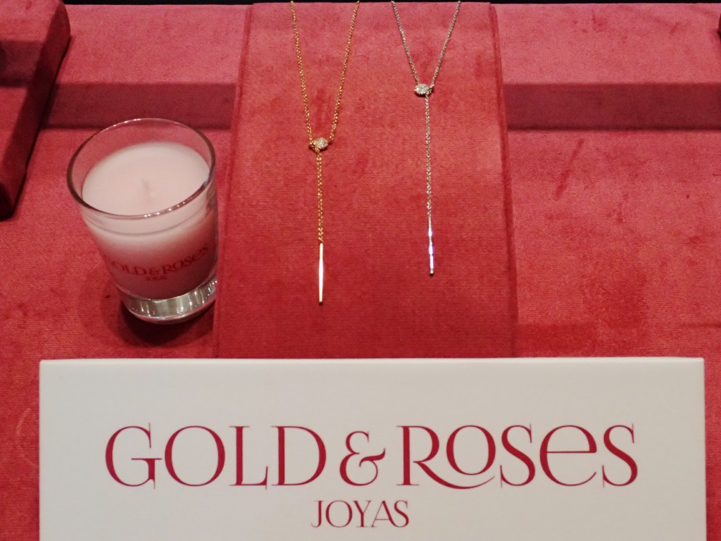 GOLD＆Roses☆スペイン生まれのY字ラインネックレス　