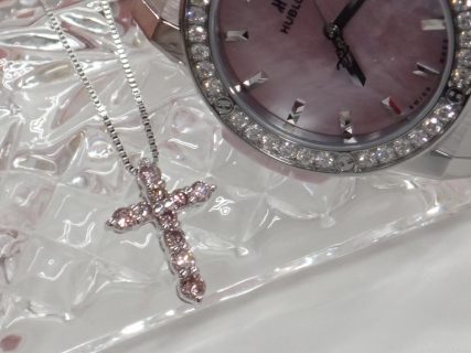 桜色☆ピンクダイヤモンドのクロスネックレスとウブロコーデ