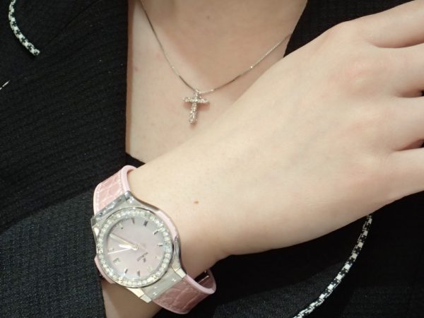 桜色☆ピンクダイヤモンドのクロスネックレスとウブロコーデ ファッションジュエリー 