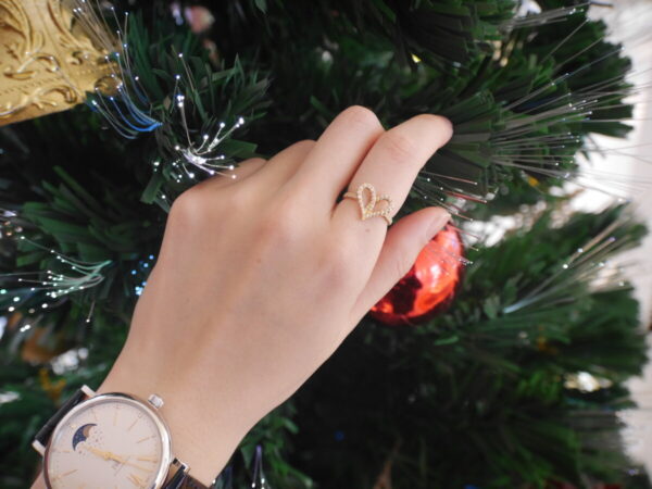 プレゼントに♡“朱い糸”を意味するアーカーのフィルージュハートリング ファッションジュエリー アーカー 