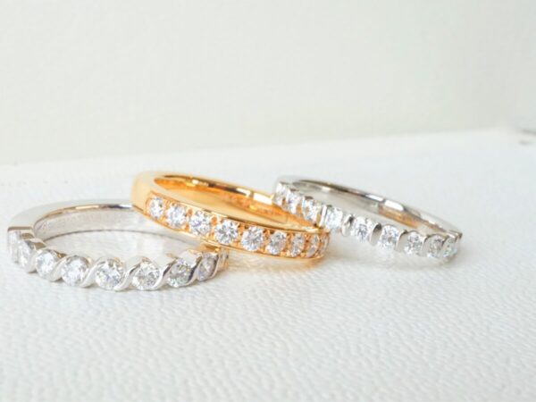ダイヤの輝きにうっとり。ハーフエタニティリング ファッションジュエリー 結婚指輪 - マリッジリング 婚約指輪 - エンゲージリング 婚約指輪＆結婚指輪 - セットリング 