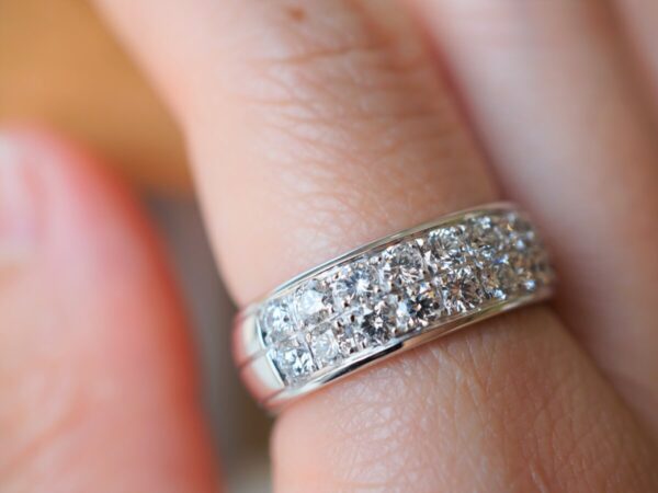 ダイヤの輝きにうっとり。ハーフエタニティリング ファッションジュエリー 結婚指輪 - マリッジリング 婚約指輪 - エンゲージリング 婚約指輪＆結婚指輪 - セットリング 