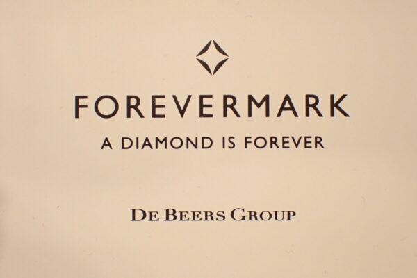 デビアスフォーエバーマークならではのダイヤモンドの証が専用ビューワーでご覧いただけます。 ファッションジュエリー デビアス フォーエバーマーク 